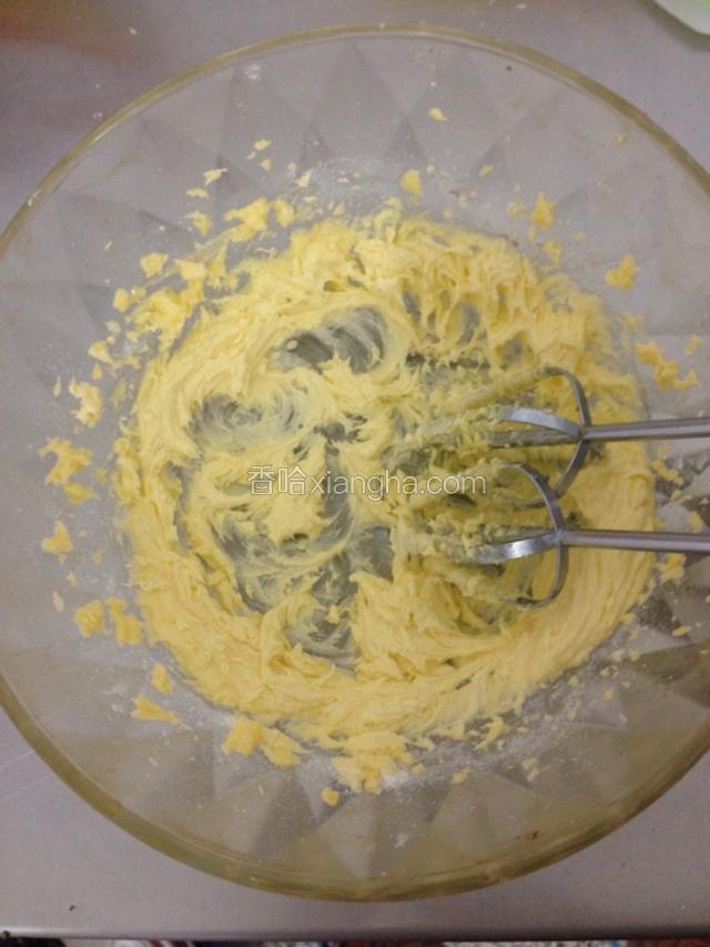 首先制作挞皮，黄油软化后加入白砂糖和盐，打至顺滑