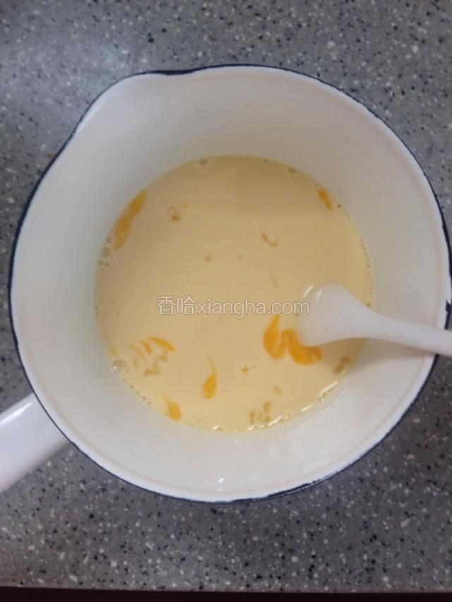 将奶锅小火加热，注意不停搅拌，直到白砂糖完全融化离火冷却，鸡蛋打散，将牛奶缓缓倒入蛋液里，搅拌均匀