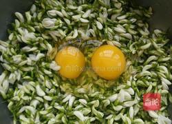 香煎槐花饼的做法图解2