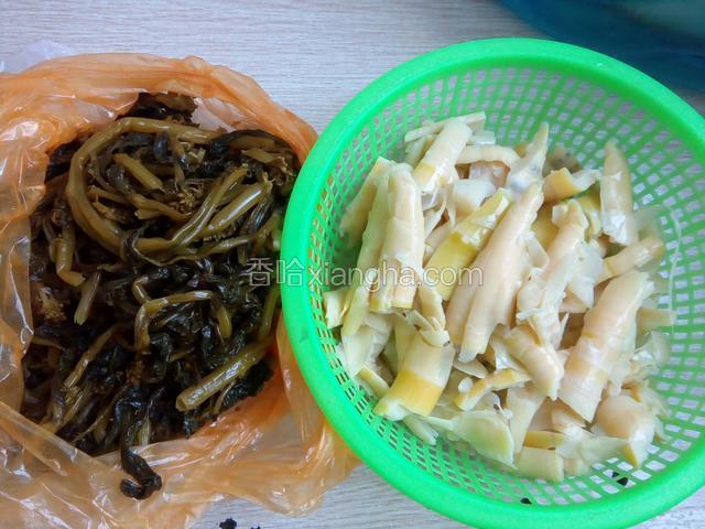 准备材料，春笋剥去笋衣，切段焯盐水