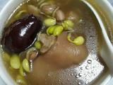 红枣黄豆花生炖猪蹄汤的做法[图]