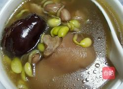 红枣黄豆花生炖猪蹄汤的做法图解4