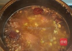红枣黄豆花生炖猪蹄汤的做法图解3