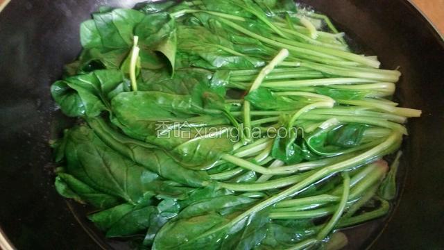 炒锅水开放入菠菜焯水