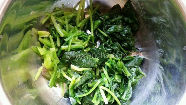 然后沥干水切段备用