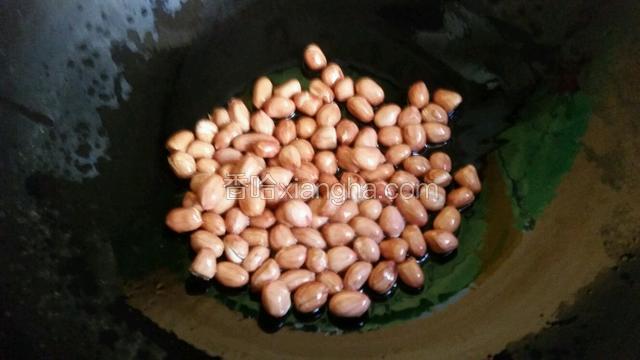 炒锅加玉米油适量，小火炒花生米