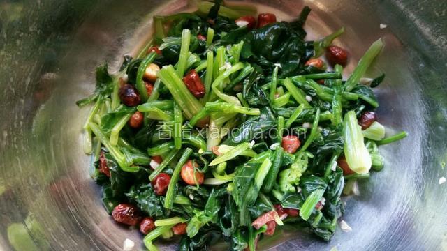 炒好的花生米倒入菠菜中，加入适量盐，陈醋，蒜末，生抽，香油拌匀即可