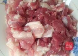 红烧肉闷土豆的做法图解1