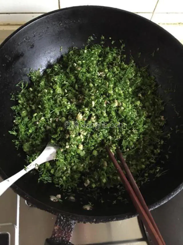 放入茴香碎和方肉碎搅拌均匀，加入盐调味。