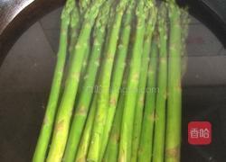 虾仁青椒炒芦笋的做法图解2