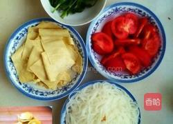 番茄粉丝豆皮汤的做法图解1