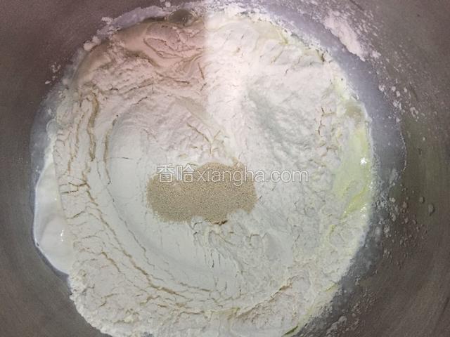 除黄油外所有的材料放进和面桶，糖和盐对角放，酵母放最上面
