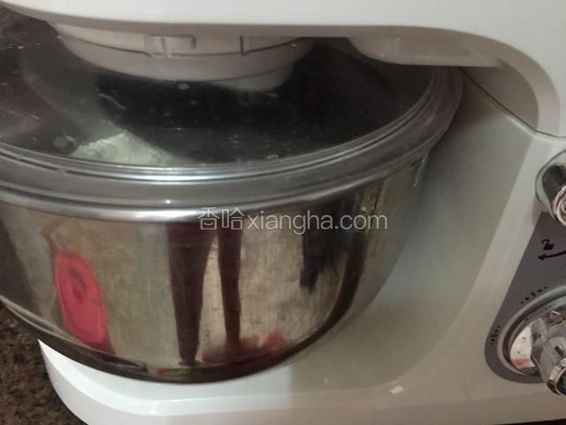 先用一档慢速和面一分钟再转三档快速和面，直到机器自动停止。（共15分钟）