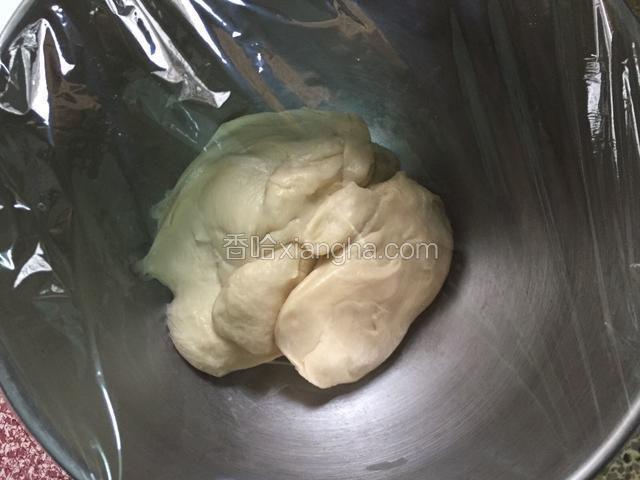 盖保鲜膜放温暖处发酵至2-2.5倍大