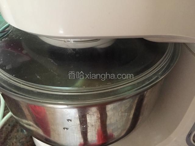 直接放回厨机师揉几分钟，相当于给面团排气