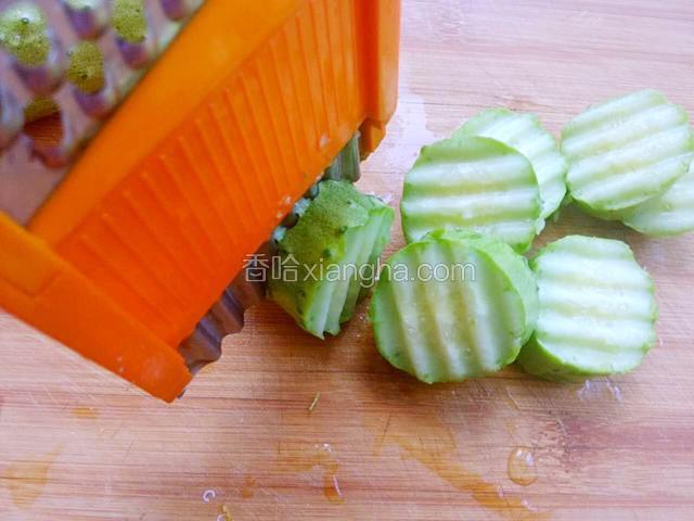 先把黄瓜切成厚片