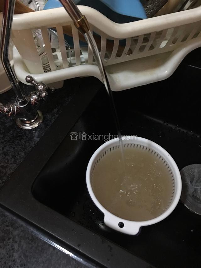 用纯净水（凉白开）冲洗西米，直到没有黏黏的感觉