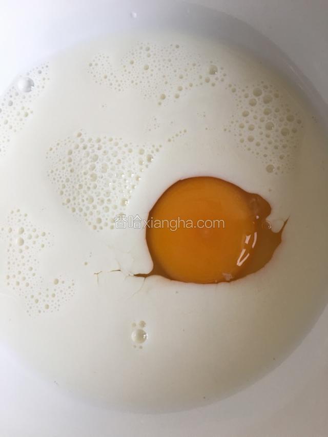 鸡蛋加奶打散备用