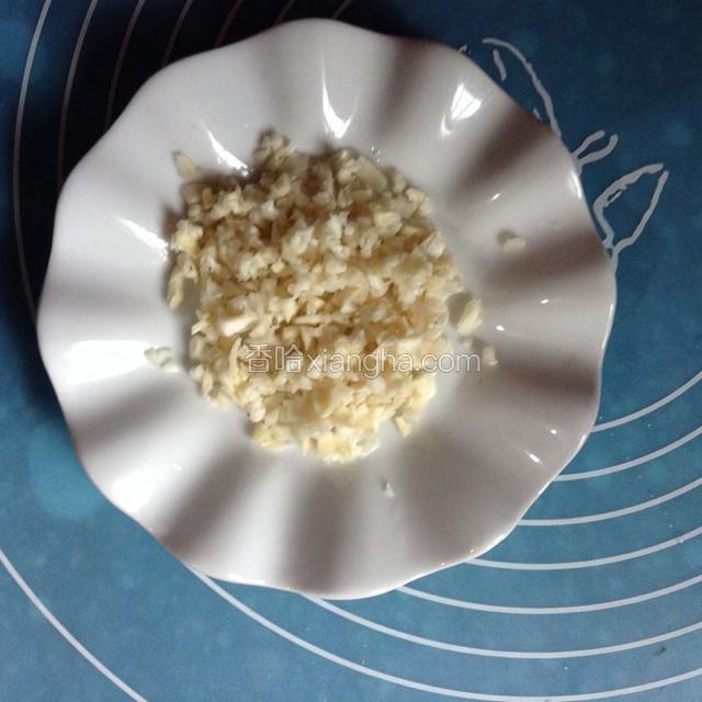 将笋尖切成末。