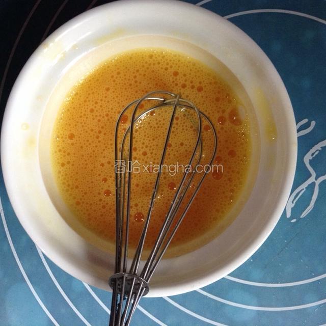 鸡蛋加少许盐用打蛋器打散。