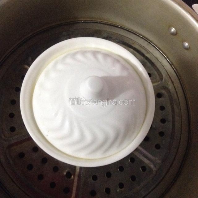 锅中放水烧开，放进鸡蛋液盖上盖子，大火蒸十分钟。
