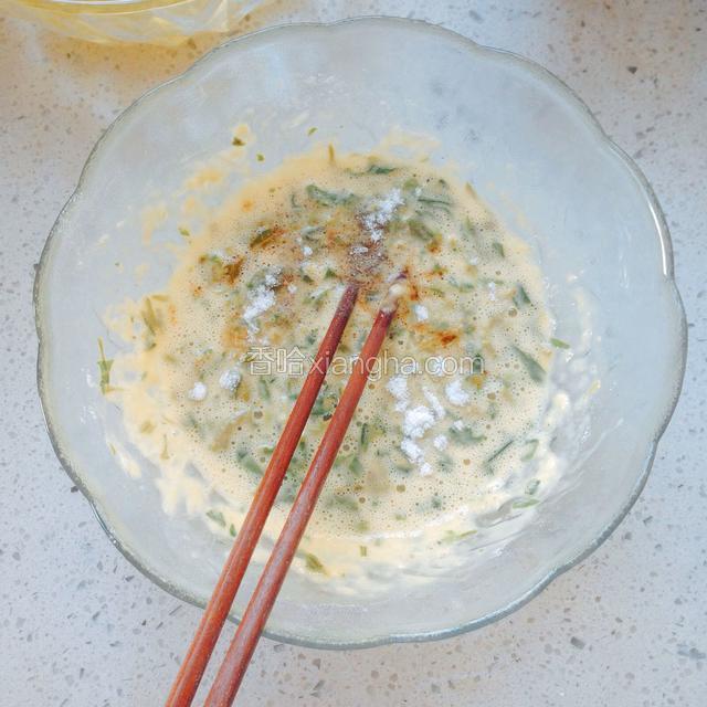 加入盐，胡椒粉，生抽调味