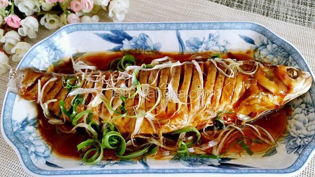 炒锅热油浇在鱼身上即可