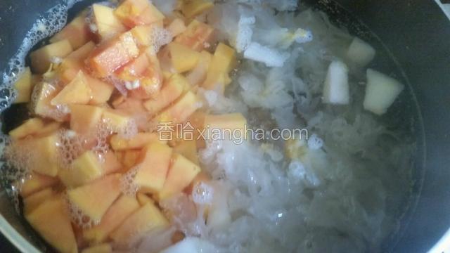 然后加入梨，木瓜继续煮10分钟