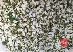 槐花鸡蛋饼的做法图解1