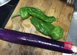 辣椒炒茄子的做法图解1