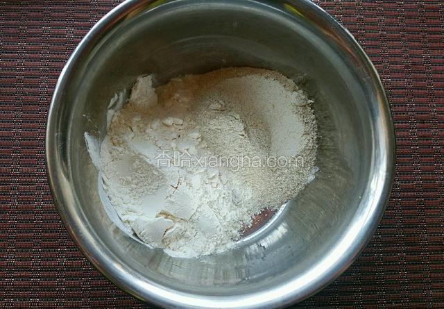 荞麦面面粉和普通面粉1:1混和，和面。和面要温水一点点的加，和硬一点。