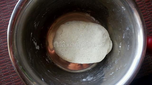 面和至表面光滑，盖上盖子醒20分钟