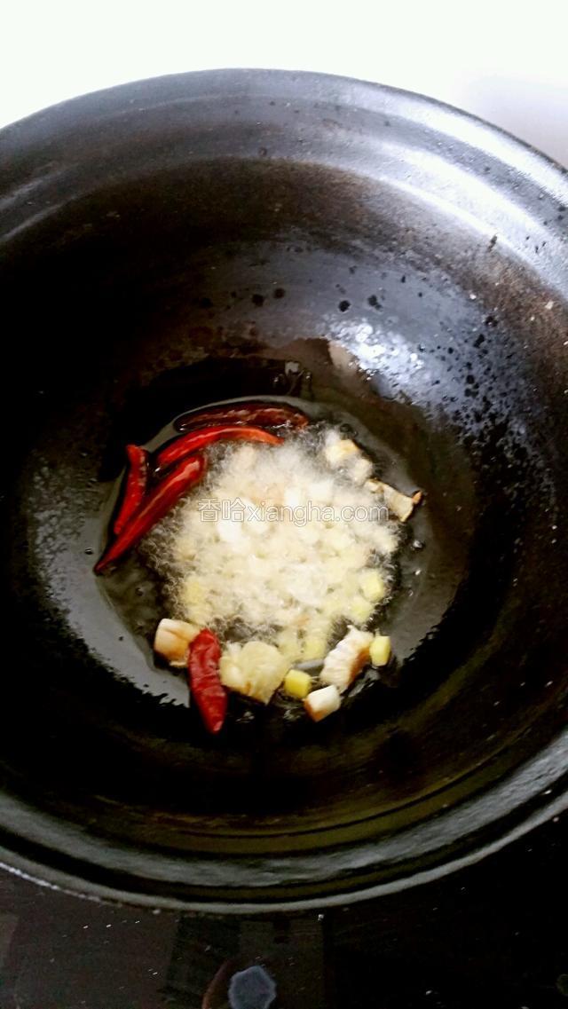 锅内倒入适量食用油，放入葱姜蒜和干辣椒炝锅。