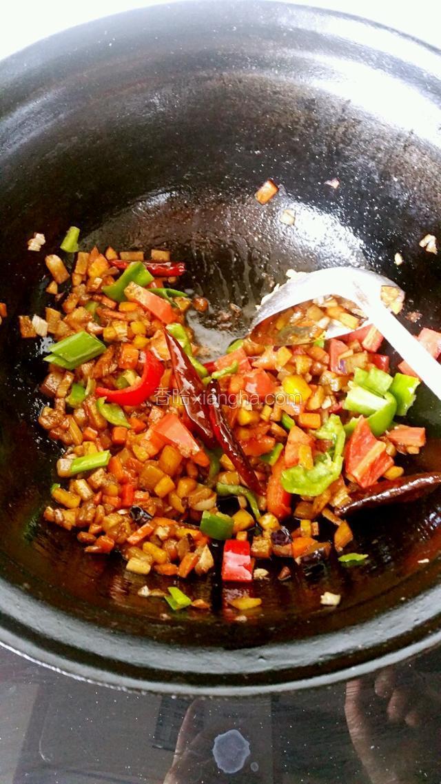 加入青红椒翻炒一下，加入一勺酱油，一勺五香粉炒至食材上色