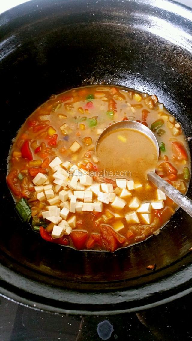 烧开大致1分钟后加入豆腐，盖上锅盖。