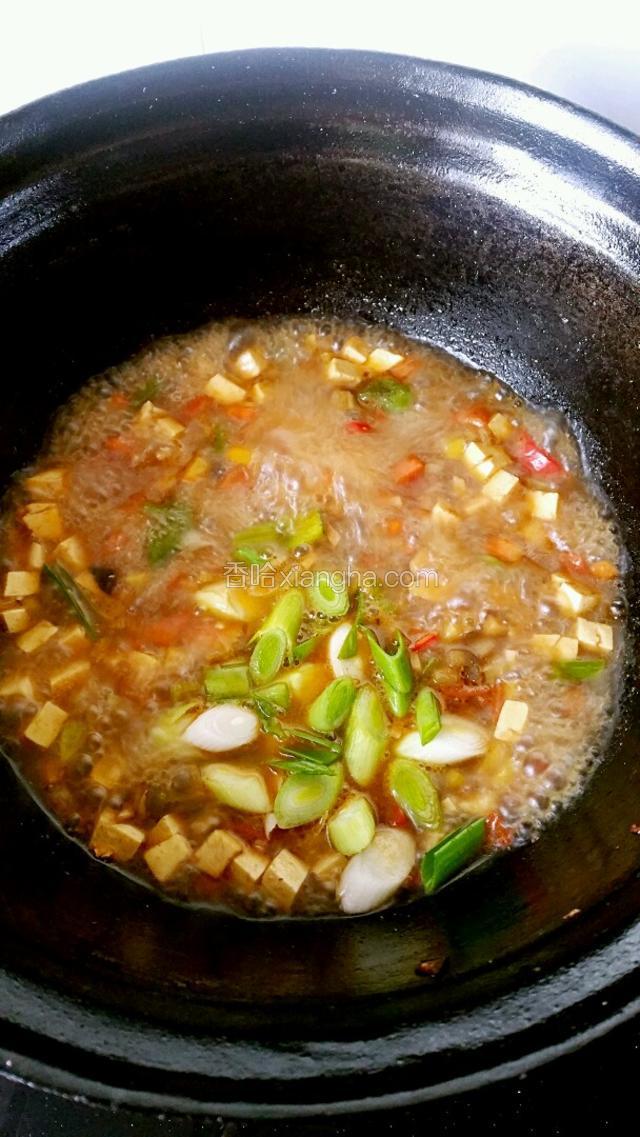 豆腐烧开大致2分钟后就可以加入蒜苗了。加入蒜，在加入少许鸡精就可以关火。盖上盖子闷2分钟。