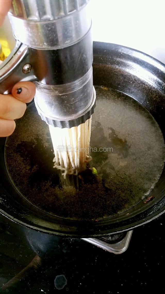 另起一锅开始压面，要是没有压面机也可以用擀面杖擀面 。面条入锅后开2到3分钟就熟了。