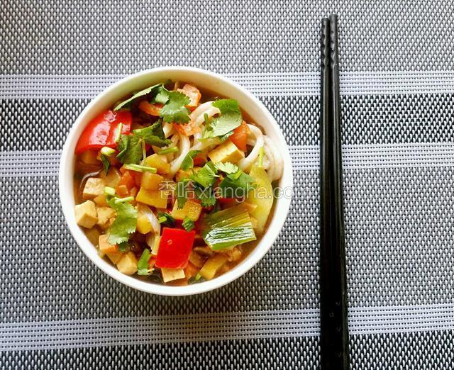 捞出面条浇上汤汁，在撒上一下香菜和韭菜别提有多好吃了。