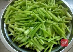 芹菜炒虾仁的做法图解1