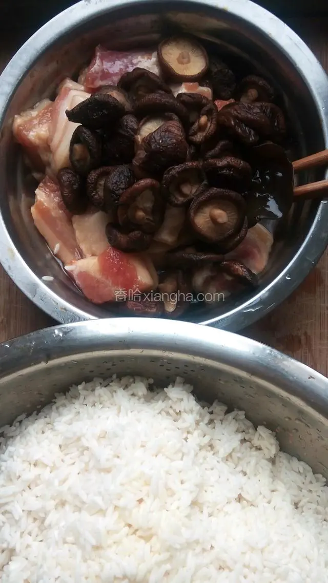 把肉香菇用盐巴生抽，腌制入味。