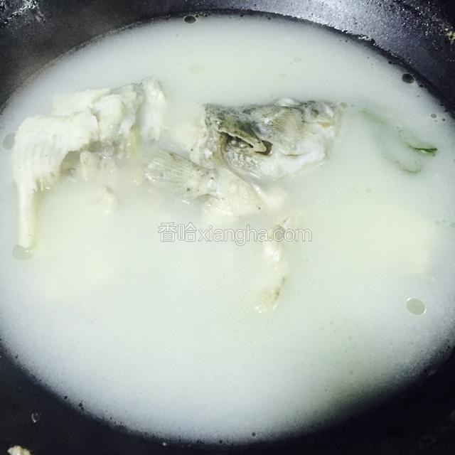 将鱼汤炖成奶白色
