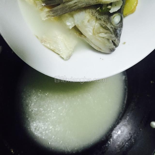 捞出鱼头和鱼骨头还有葱