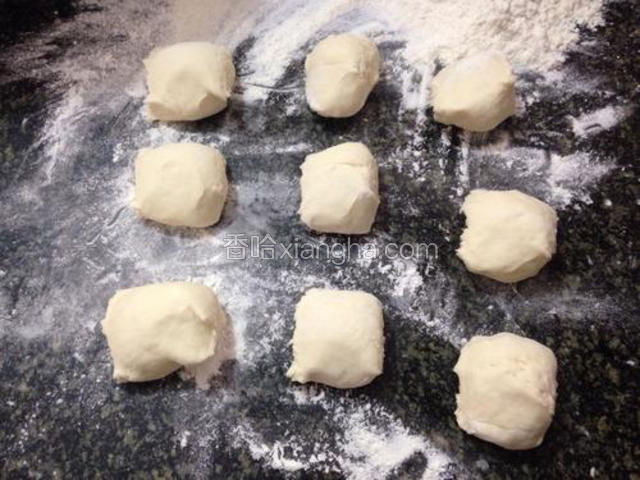 把醒发好的面团倒出来，再和成光滑的面团，揪成一个一个的小剂子