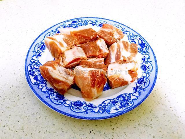 将排骨切块、并用清水冲洗干净