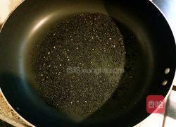 黑芝麻蛋卷的做法图解1