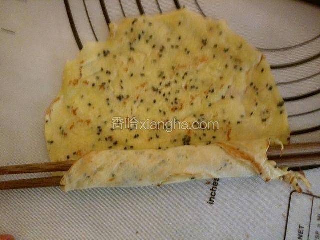 用力均匀，慢慢卷起来。