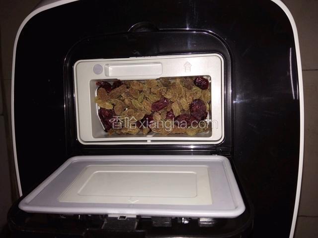 把提子干放进果料盒里