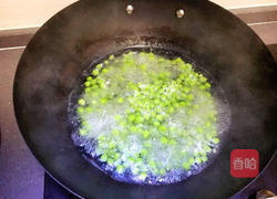 豌豆炒肉丁的做法图解4