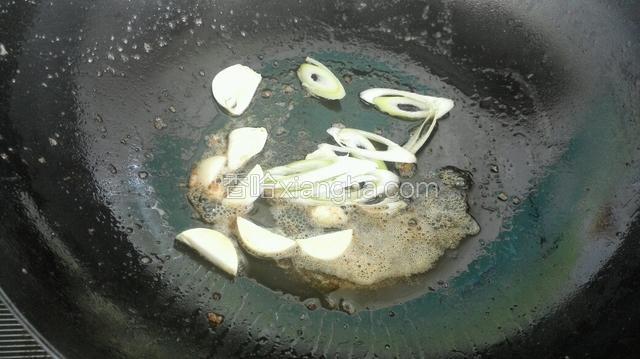 锅热倒入油放入葱姜蒜炒出香味！