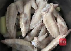 青椒炒鸡翅尖的做法图解2